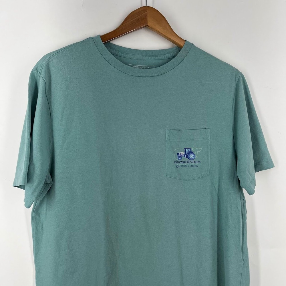 Vineyard Vines Mens 145th Kentucky Derby Tractor Graphic Pocket T-Shirt Green M - Picture 3 of 14